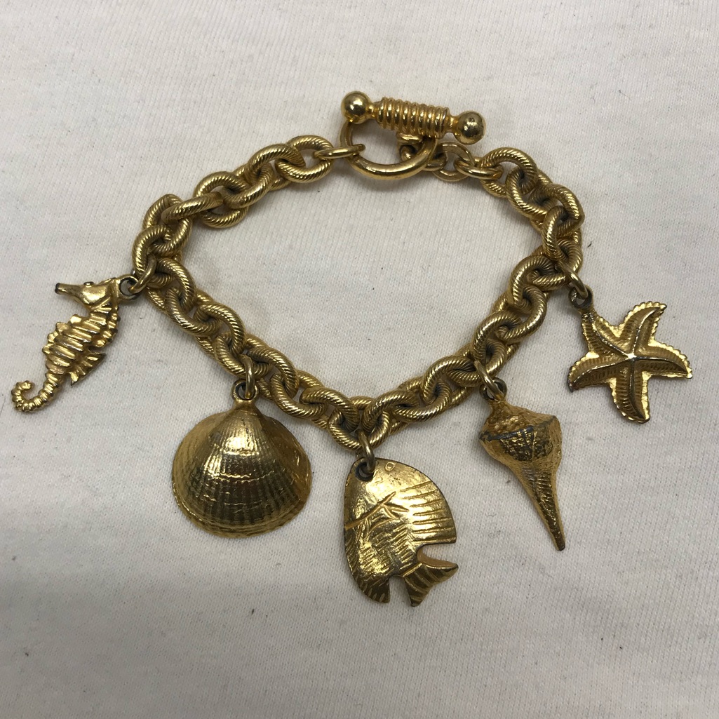 Vintage Ben-Amun Starfish Toggle Charm Bracelet Gold Tone 86$